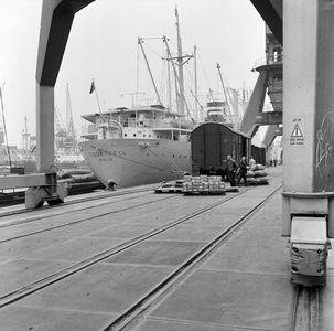 854156 Gezicht op een kade in de haven van Rotterdam (vermoedelijk de Lekhaven), met het schip Tindefjell uit Oslo.